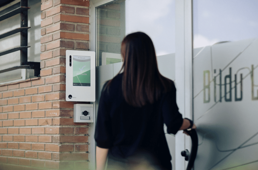 Acceso de empleados gracias al sistema de reconocimiento facial de Veridas en Bildu Lan